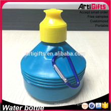 China-Wasserflaschen tragen bpa freie Wasserflasche mit carabiner und Kappe zur Schau